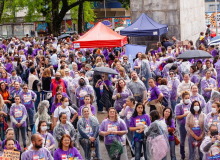 Professores cruzam os braços, vão às ruas e prefeitura de Curitiba reabre negociação