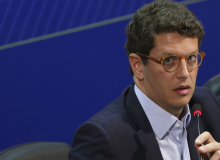 Salles sumiu com celular que PF queria vasculhar, trocou de aparelho e de número