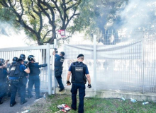 RS: PM atira bombas e balas de borracha em municipários em greve