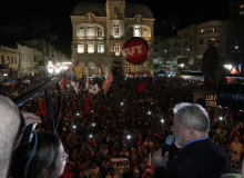 Perseguido, Lula reafirma inocência e é aclamado pelo povo