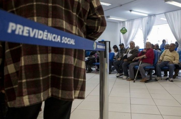 Flávio Bolsonaro quer baixar o valor das aposentadorias, pensões e do BPC