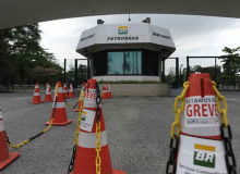 Petroleiros discutem em assembleias greve geral contra a privatização da Petrobras