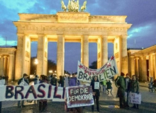 Brasileiros em Berlim protestam em favor de Lula e Dilma
