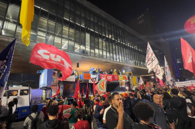 Ato em São Paulo pressiona Senado a votar o fim da escala 6x1 e a redução da jornada