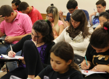 Maioria da população é a favor de discutir política nas escolas, diz pesquisa