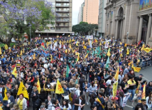RS: Ato unificado dos servidores protesta contra Sartori