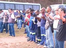 MG: Trabalhadores param em protesto por morte em siderúrgica
