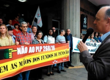 Ato em Porto Alegre rejeita entrega dos fundos de pensão
