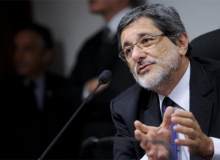Gabrielli: sem nova política de preços da Petrobras, crise estrutural permanece