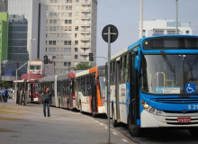 Motoristas de ônibus suspendem greve em SP após acordo para manter cobradores