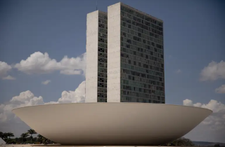 Mulheres são maioria nas urnas, mas ainda têm pouco espaço no poder
