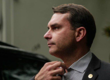 Transações em dinheiro vivo de ex-assessor complicam ainda mais Flávio Bolsonaro
