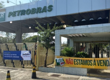 Petroleiros fazem ato contra o fechamento da Fafen, em Camaçari