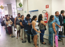 Sucateamento do INSS traz de volta filas nas agências e cria filas virtuais