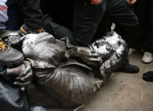 Estátua de traficante de escravos é derrubada e jogada em rio na Inglaterra