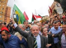 Lula é recebido por manifestantes e lideranças políticas