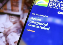 Pais e mães solo vão receber auxílio em dobro e retroativo. Veja quem tem direito