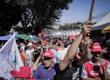 Bom dia, presidente! Acampados em defesa de Lula resistem ao sol e ao frio
