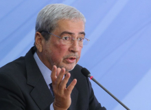Governo negocia emendas para salvar Temer dentro do Plenário