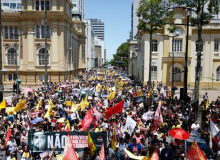 Greve de servidores do RS reúne multidão na Praça da Matriz, em Porto Alegre