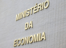 Governo Bolsonaro aumenta em até 70% diárias de funcionários em viagens