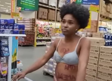 Professora tira a roupa para fazer compras após sofrer racismo em supermercado