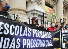 CUT-RS e sindicatos protestam em frente ao Piratini contra retorno às aulas
