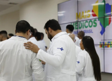 Estudantes de baixa renda de curso de medicina terão ajuda do governo