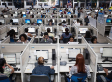 Precarizados, operadores de telemarketing se arriscam ao contágio em sala sem janela