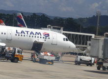 Pilotos rejeitam proposta da Latam de redução permanente de salários