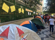 Greve de servidores cresce e grupo acampa contra reforma da previdência de Doria