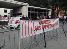 Demissões por telefone, terceirização e desrespeito no Vila Santander