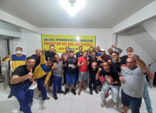 Trabalhadores vão decidir na terça se aceitam proposta dos Correios