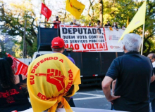 Dia do Servidor Público é marcado em Porto Alegre por protestos contra PEC 32