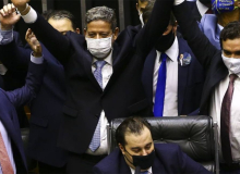 Congresso ignora auxílio emergencial e prioriza interesses e pauta de Bolsonaro