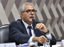 Relator endossa MP verde e amarela, liberando trabalho aos domingos e FGTS menor