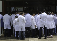 Governo federal deixa médicos residentes sem salários, na pandemia