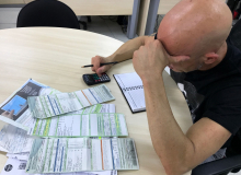 Enquanto Bolsonaro distrai país com bobagens, brasileiros se endividam cada vez