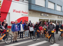 Entregadores do iFood protestam contra aumento da taxa de uso de bicicletas no RS