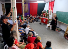 Filha de Che Guevara visita a Vigília Lula Livre, em Curitiba