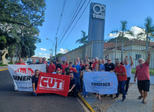 Ato na Câmara Municipal de Bauru pede reintegração de dirigentes sindicais