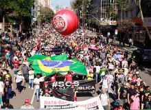 Ato dos servidores reúne mais de 15 mil pessoas em Curitiba