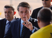 Apoiador que agrediu enfermeiras frequenta Alvorada e hostiliza jornalistas