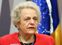 Mulheres em apoio à democracia e MBL enfrentam tensão no vão do Masp