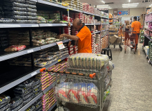 Proposta de supermercados de pagar por hora é exploração, diz presidente da Contracs