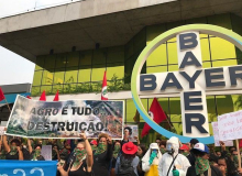 Em frente à Bayer, mulheres do MST denunciam política ambiental de Bolsonaro
