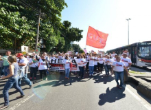 RJ: Enfermeiros param Avenida Brasil contra demissões
