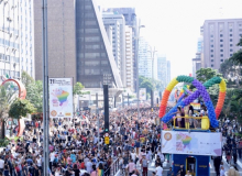 Parada LGBT defende eleições diretas e Estado laico