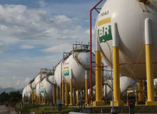 Bolsonaro finge insatisfação com preço da gasolina para privatizar a Petrobras