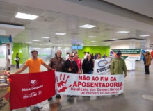 Em defesa da aposentadoria, trabalhadores pressionam deputados no Aeroporto JK